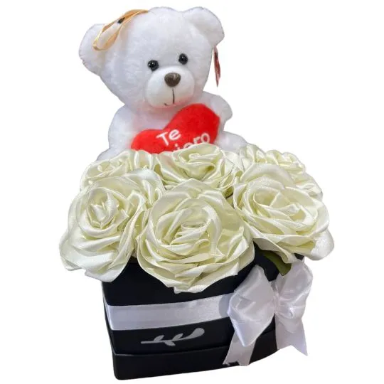 Caja corazon black con rosas blancas de raso y peluche